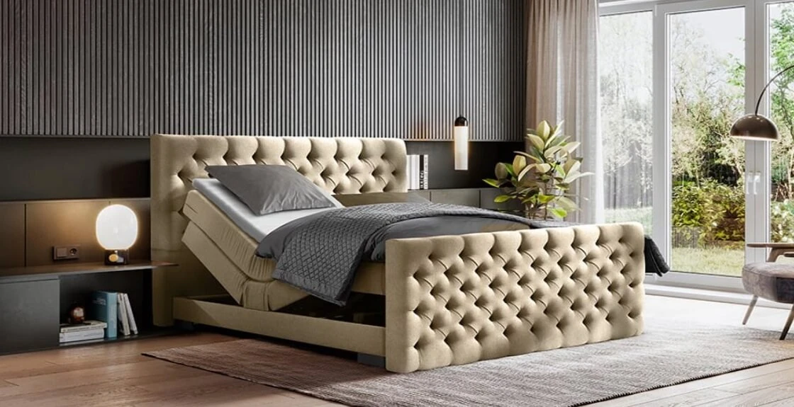 Boxspring Epe in beige stof in een slaapkamer